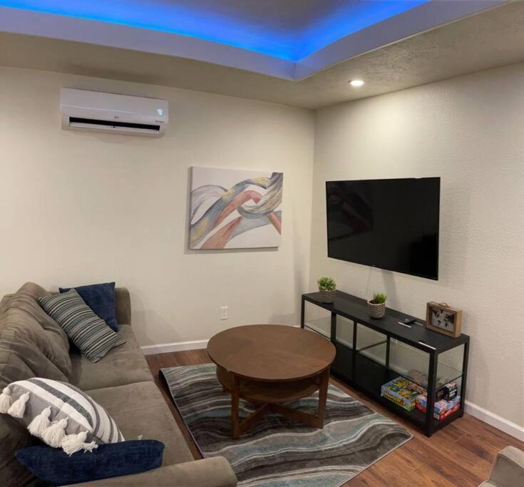 Apartament Brand New 2Br Cute Blue Led In North Fresno Zewnętrze zdjęcie